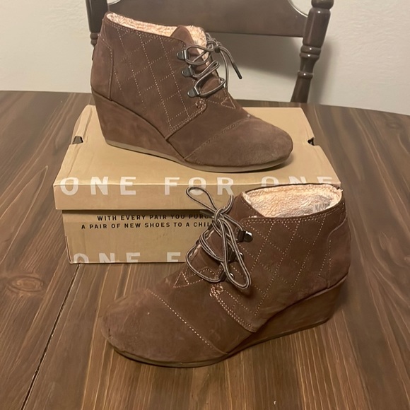 TOMS Brown Suede Wedges Size 7.5 - Picture 1 of 5